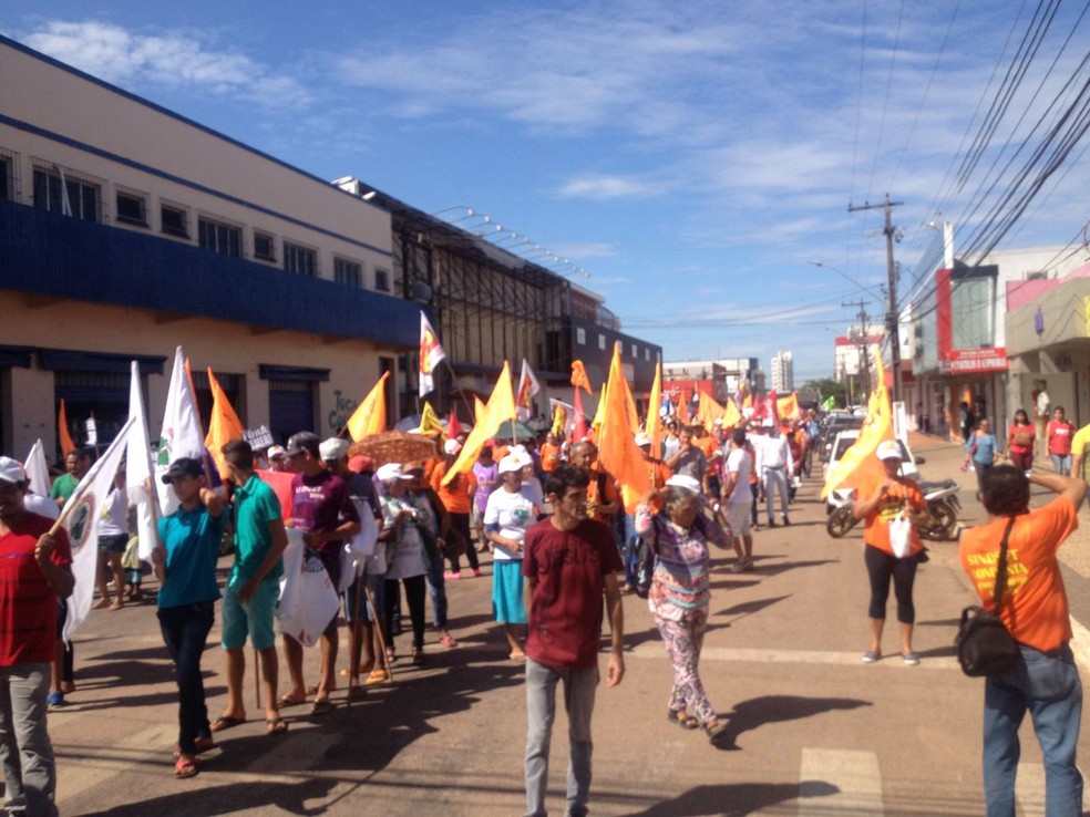 Manisfestação seguiu pelas avenidas da região Central de Porto Velho (Foto: Hosana Morais/G1)