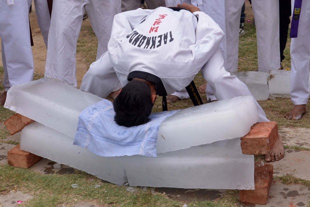 Praticante de artes marciais quebrou duas barras de gelo com cabeçada (Foto: Narinder Nanu/AFP)