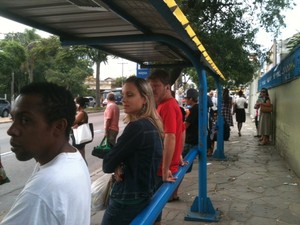 Por conta da paralisação de 23 ônibus, paradas da Zona Sul de Porto Alegre estão cheias (Foto: Dayanne Rodrigues/RBS TV)