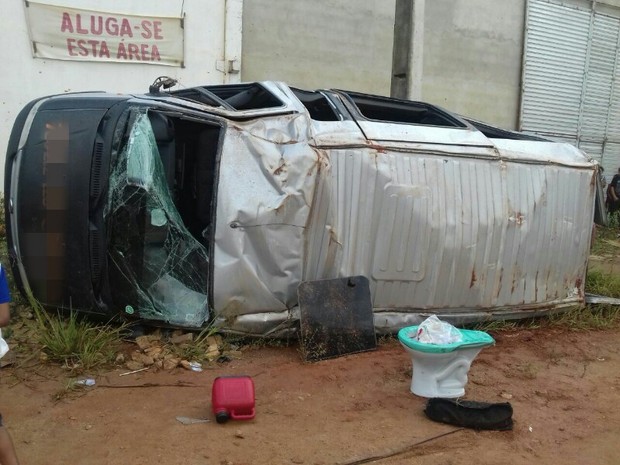 Motorista perdeu o controle do veículo e capotou na BR-424, em Garanhuns (Foto: Divulgação/PRF)