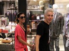 Sorridentes, Mariana Rios e Di Ferrero passeiam em shopping 