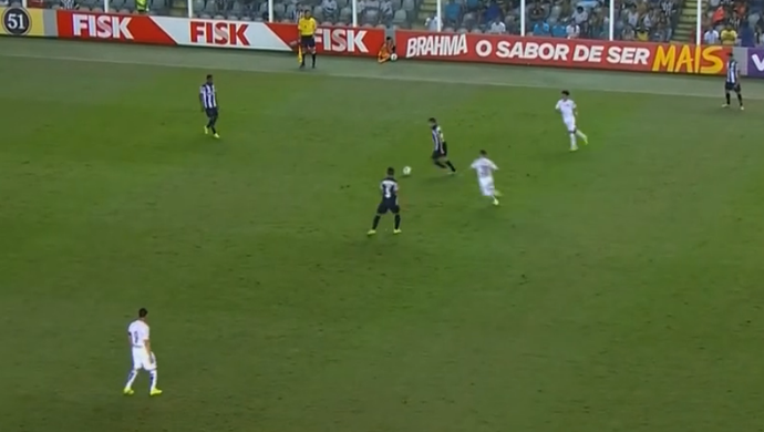 Dátolo, Antônio Carlos, Marcos Júnior e Jackson disputam lance mais bizarro