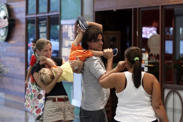 Felipe Camargo vai a shopping com família no RJ (Foto: Marcos Ferreira / FotoRioNews)