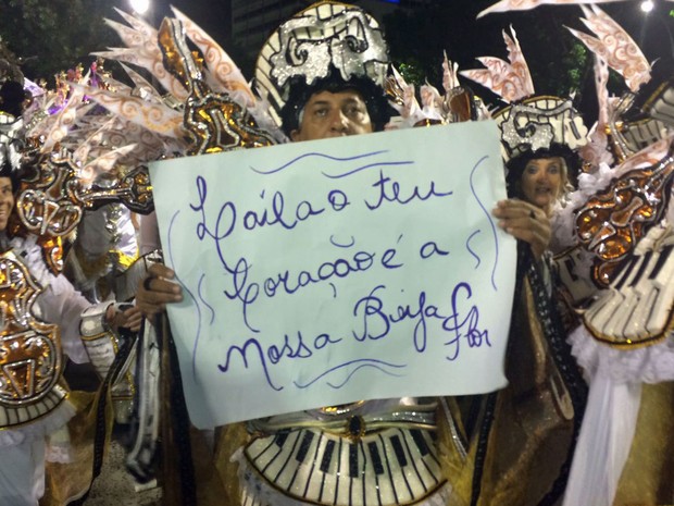 'Laíla, o teu coração é a nossa Beija-Flor', diz cartaz (Foto: Lívia Torres / G1)