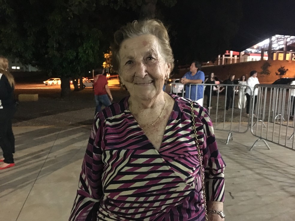 Elza Pereli, de 80 anos, disse que o coração 'estava a mil' por causa do show (Foto: Heloise Hamada/G1)