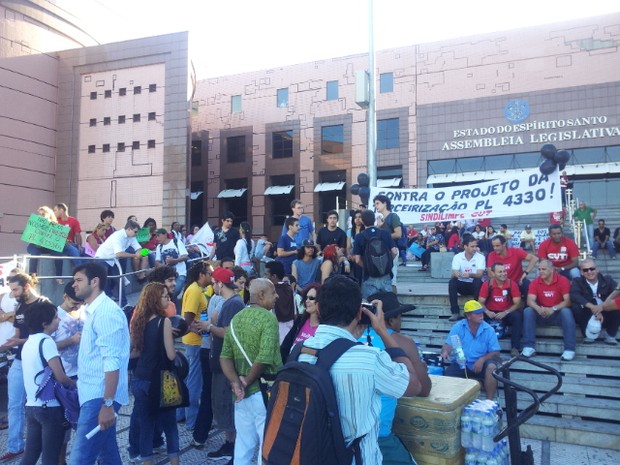 Manifestantes se reúnem em frente à Assembleia Legislativa, no ES (Foto: Murillo Cuzziol / G1 ES)