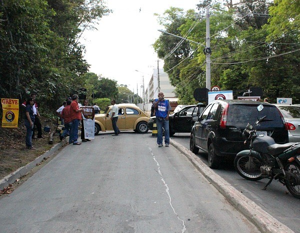 Professores fecharam com carro umas das vias de acesso da Ufam  (Foto: Ana Graziela Maia/ G1)