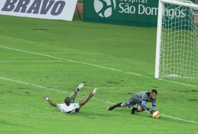 Raniere evita gol do Sampaio durante Superclássico (Foto: Flora Dolores/O Estado)