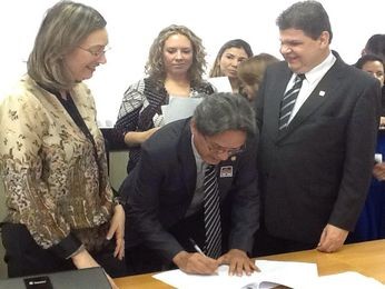 Termo de Adesão para doação da Central foi assinado em Brasília (Foto: Divulgação)