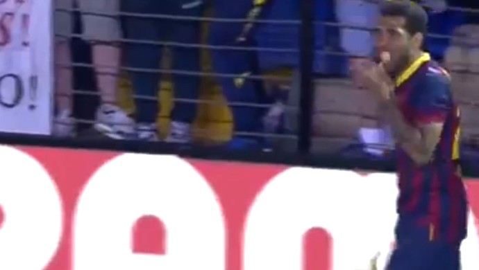 FRAME Daniel Alves Barcelona banana racismo (Foto: Reprodução)
