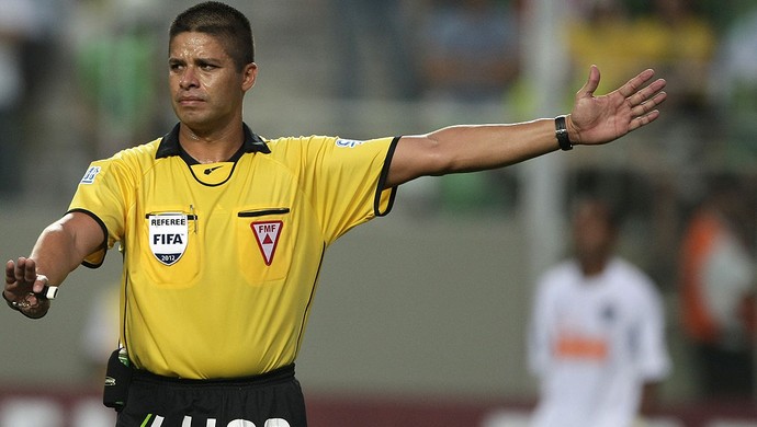 árbitro Francisco Carlos do Nascimento américa-MG e atlético-MG (Foto: Carlos Roberto / Agência Gazeta Press) árbitro Francisco Carlos do Nascimento américa-MG e atlético-MG (Foto: Carlos Roberto / Agência Gazeta Press)