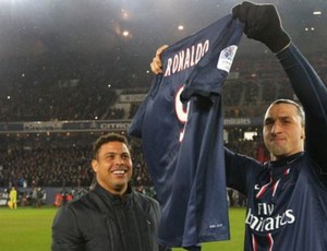 Ibrahimovic entrega camisa do PSG a Ronaldo (Foto: Site oficial do PSG)