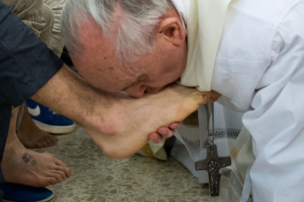 O Papa Francisco beija pé de detento em cadeia de Roma nesta quinta-feira (28) (Foto: AFP)