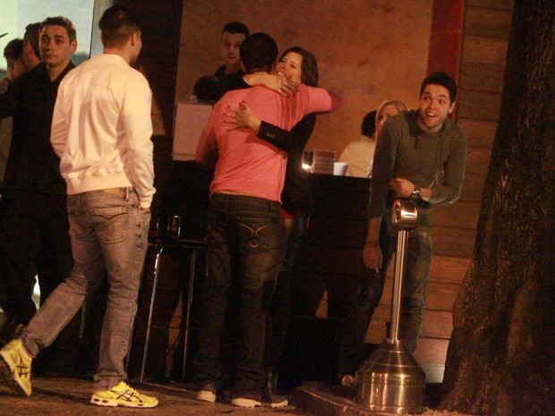 Andressa e Nasser encontram amigo durante jantar e o cumprimentam (Foto: Ag.News)