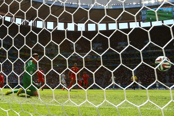 O atacante argentino Higuaín foi muito rápido na finalizada e Courtois não teve como fazer a defesa (Foto: Getty images)