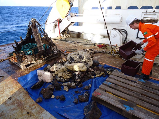 Rochas de granito encontradas durante expedição geológica ao Elevado Rio Grande, na costa brasileira (Foto: Divulgação/CPRM)