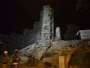 Prédio desabou na noite deste sábado, na Colombia (Foto: AFP)