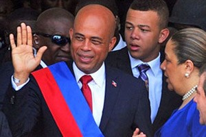 Michel Martelly acena após tomar posse como presidente do Haiti (Foto: Thony Belizaire/AFP) Michel Martelly acena após tomar posse como presidente do Haiti (Foto: Thony Belizaire/AFP)