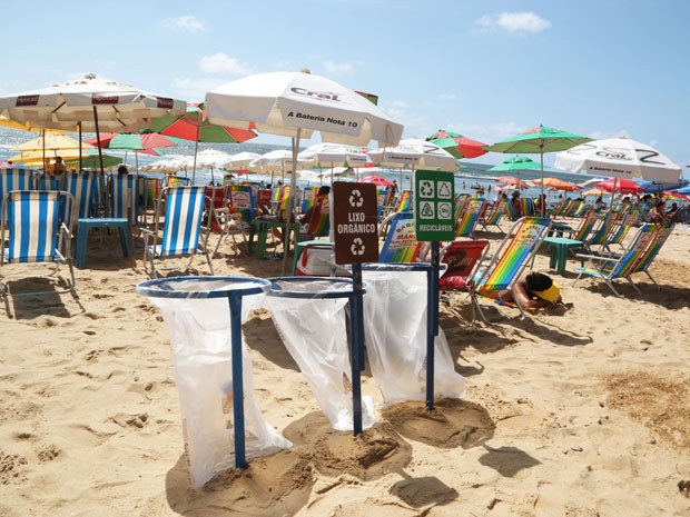 Ação Blitz da Coleta Seletiva percorre um ponto da Praia de Boa Viagem a cada domingo.  (Foto: Ivaldo Bezerra / Lumen)