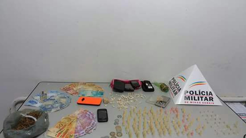 Drogas e materal apreendido pela polícia durante operação (Foto: Políica Militar/Divulgação)