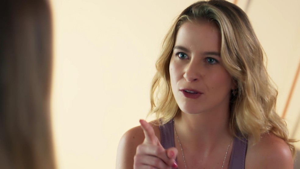 Bárbara debocha quando ouve o nome da irmã (Foto: TV Globo)