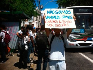 Estudantes do Padre Miguelinho se uniram ao protesto #RevoltadoBusao na manhã desta segunda em Natal (Foto: Igor Jácome/G1)