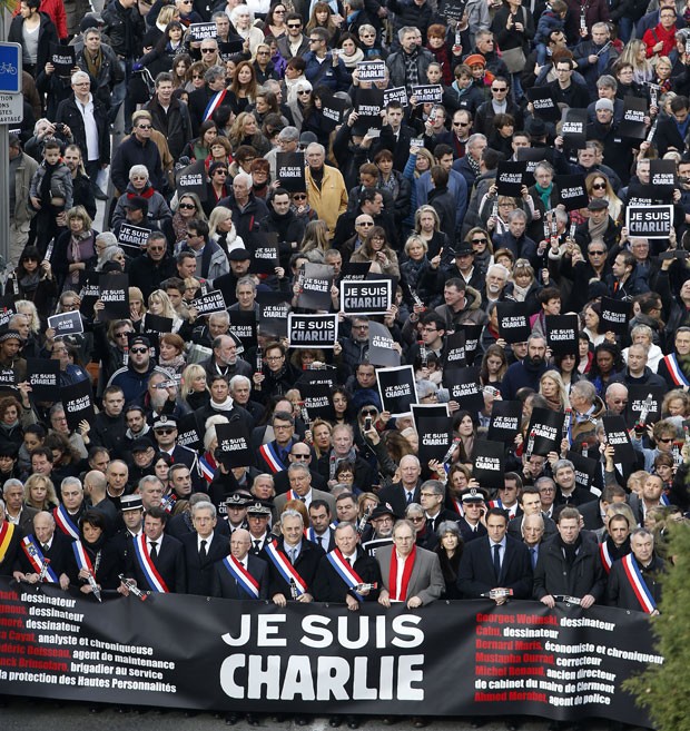 Milhares de pessoas com cartazes “Eu sou Charlie” participaram de marcha em Nice neste sábado (Foto: Valery Hache/AFP)