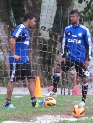 André Santos e Léo Moura flamengo treino (Foto: Richard Souza)