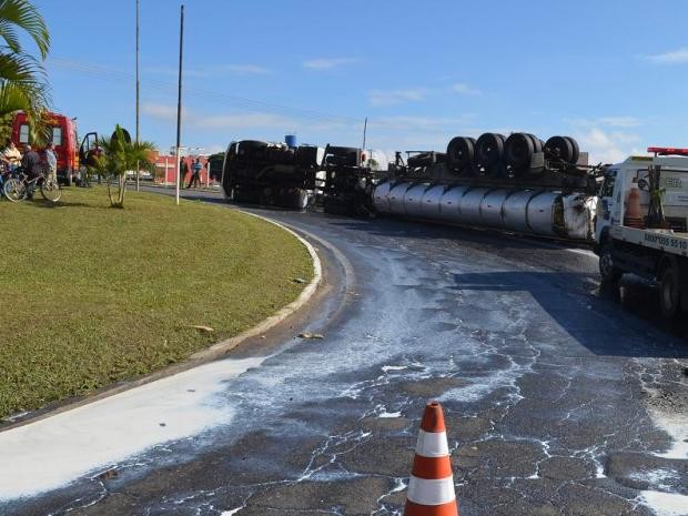 Caminhão com leite tomba em Taubaté e derrama carga na pista (Foto: Arquivo Pessoal/Felipe Yoiti)