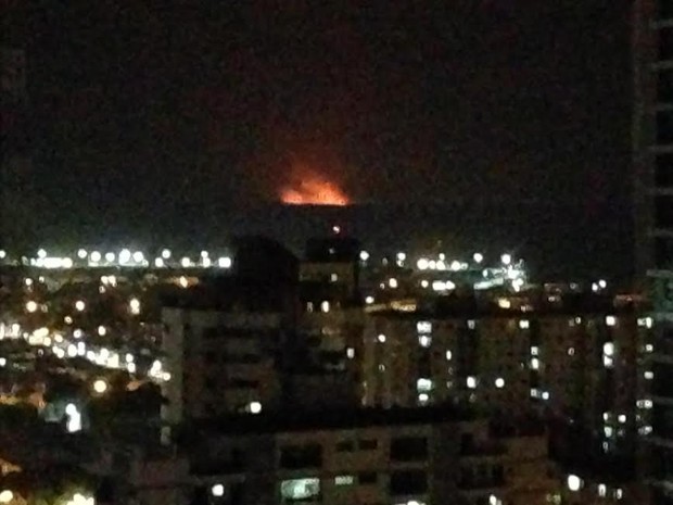 As chamas se alastraram em área de Barcarena e foi possível ver o fogo de Belém. (Foto: Maurício Nascimento/ Arquivo pessoal)