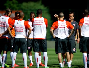 Dunga conversa com os jogadores durante o treino em São Paulo (Foto: Alexandre Lops/Divulgação, Inter)