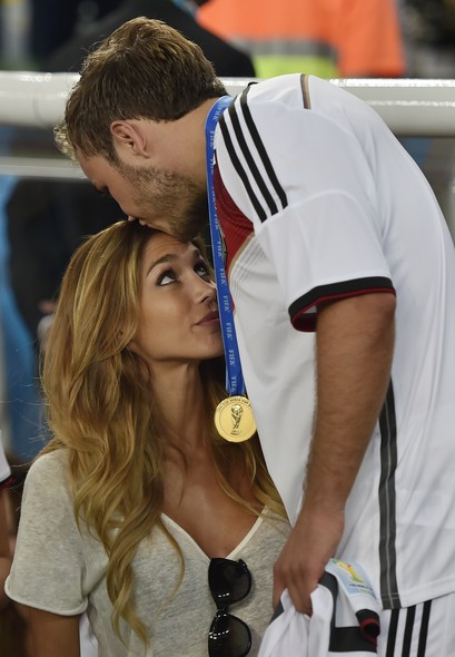Mario Goetze beija a namorada Ann-Kathrin Broemmel após a vitória contra a Argentina