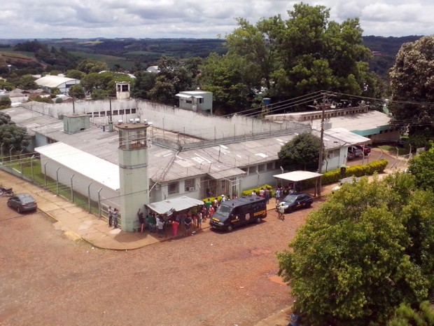Familiares de presos fazem vigilia em frente ao Presídio Estadual de Sarandi (Foto: Fabio Lehmen / RBS TV)