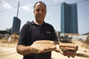 Diego Barkan exibe pedaços de vasilhas egípcias usadas para fabricar cerveja encontradas em escavações (Foto: Nir Elias/Reuters) Diego Barkan exibe pedaços de vasilhas egípcias usadas para fabricar cerveja encontradas em escavações (Foto: Nir Elias/Reuters)
