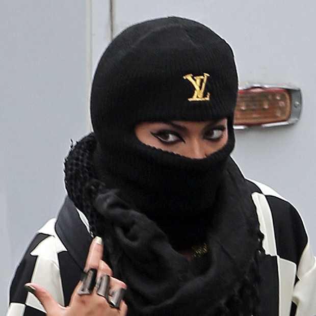 De delineador e touca ninja, Beyoncé usa look 'muçulmano' ao sair