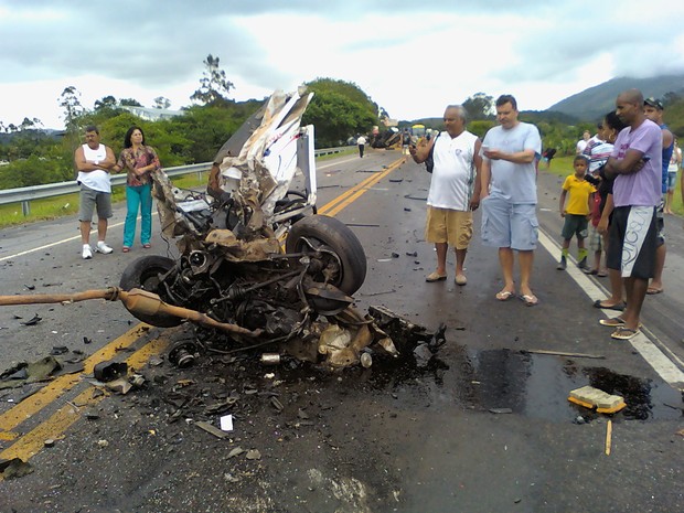 Carro ficou totalmente destruído  (Foto: Lucas Madureira)