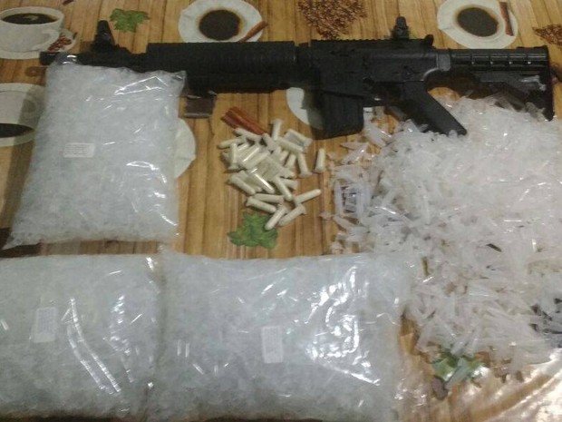 Réplica de fuzil e drogas foram achados em Miracema (Foto: Polícia Militar/Divulgação)