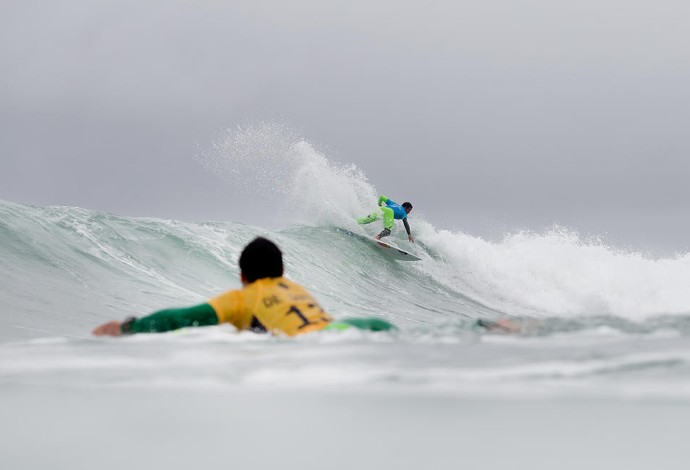Wiggolly Dantas em ação na sexta etapa do Circuito Mundial de surfe em Jeffreys Bay África do Sul observado por Mineirinho (Foto:  WSL / Kelly Cestari)