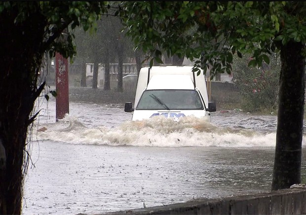 Carro tenta passar por rua alagada em São Vicente, SP (Foto: Reprodução/TV Tribuna)