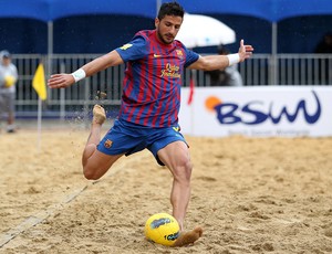 Português Torres autor de um dos gols do Barcelona no II Mundialito de futebol de areia  (Foto: Gaspar Nóbrega/Inovafoto)