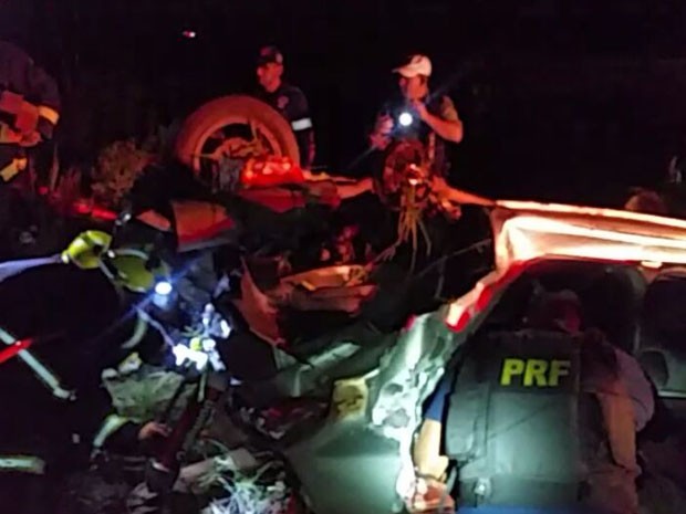Uma pessoa morreu e outra ficou ferido após o acidente (Foto: PRF/Divulgação)