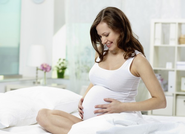 mulher grávida falando com o bebê na barriga (Foto: Thinkstock Photo)
