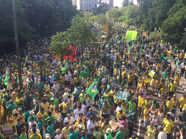 Manifestantes protestam em Porto Alegre (Foto: Igor Grossmann/G1)
