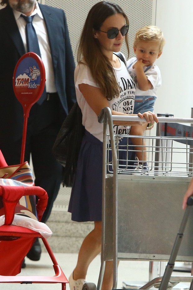 Gabriela Duarte com o filho em aeroporto do Rio (Foto: Marcello Sá Barreto/Ag News)