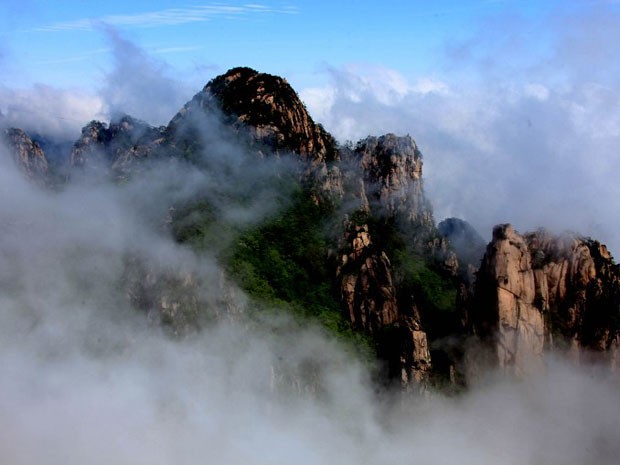 Picos ficam cobertos por nuvens (Foto: Shi Guangde/Imaginechina/AFP)