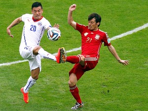 Charles Aranguiz jogo Espanha x Chile (Foto: Reuters)