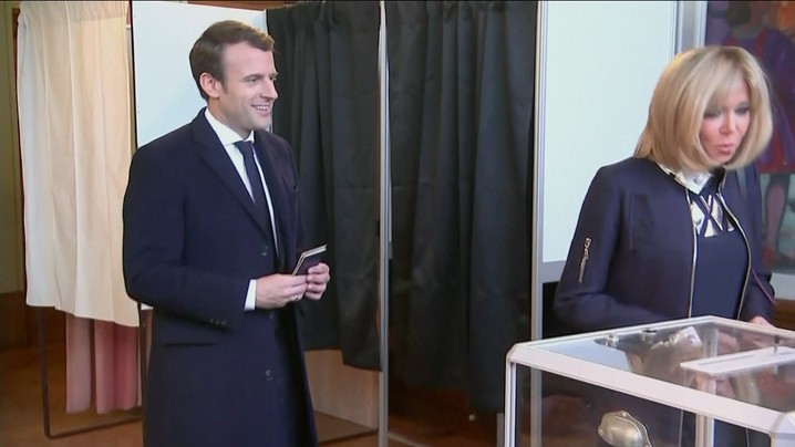 Macron votando
