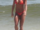 Ex-BBB Mayra Cardi curte a praia do Pepê
