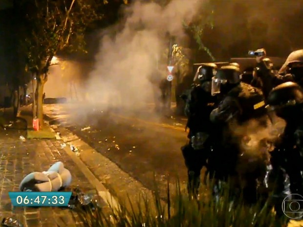 Polícia dispersou os manifestantes que estavam próximos à casa de Michel Temer (Foto: TV Globo/Reprodução)