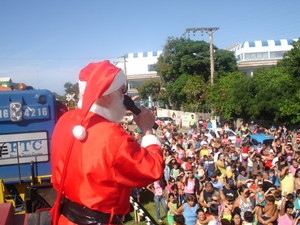 Papai Noel vai visitar comunidades próximas da linha férrea (Foto: Divulgação/Fundação Terez Cristina) Papai Noel vai visitar comunidades próximas da linha férrea (Foto: Divulgação/Fundação Terez Cristina)